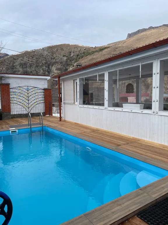 Дом с бассейном у леса