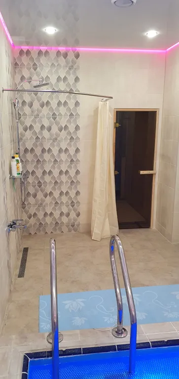 Уютный дом у реки с банным комплексом и бассейном