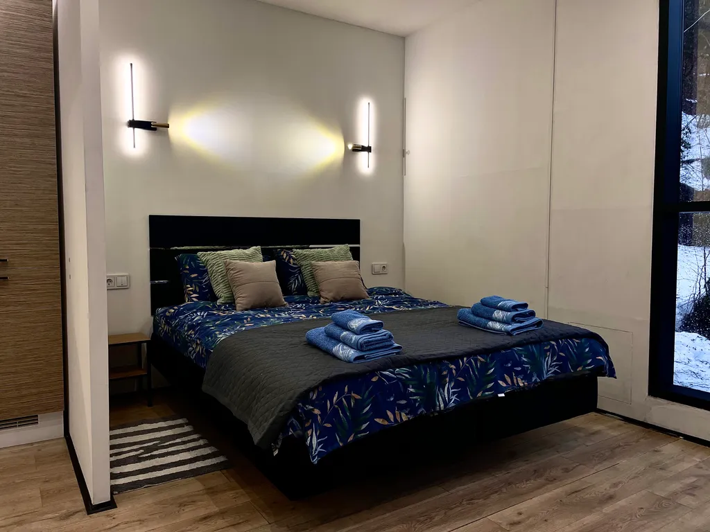 Новый дом с панорамными окнами у леса, в 5 минутах до канатных дорог