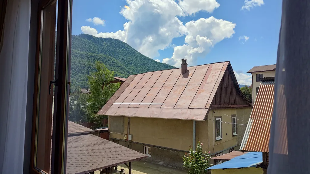 Красивый и современный апартамент со спальней