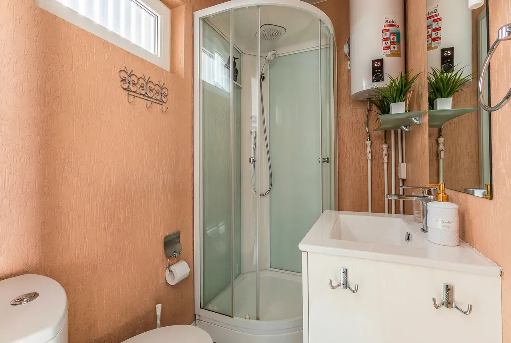 Студия с панорамными окнами с видом на озеро