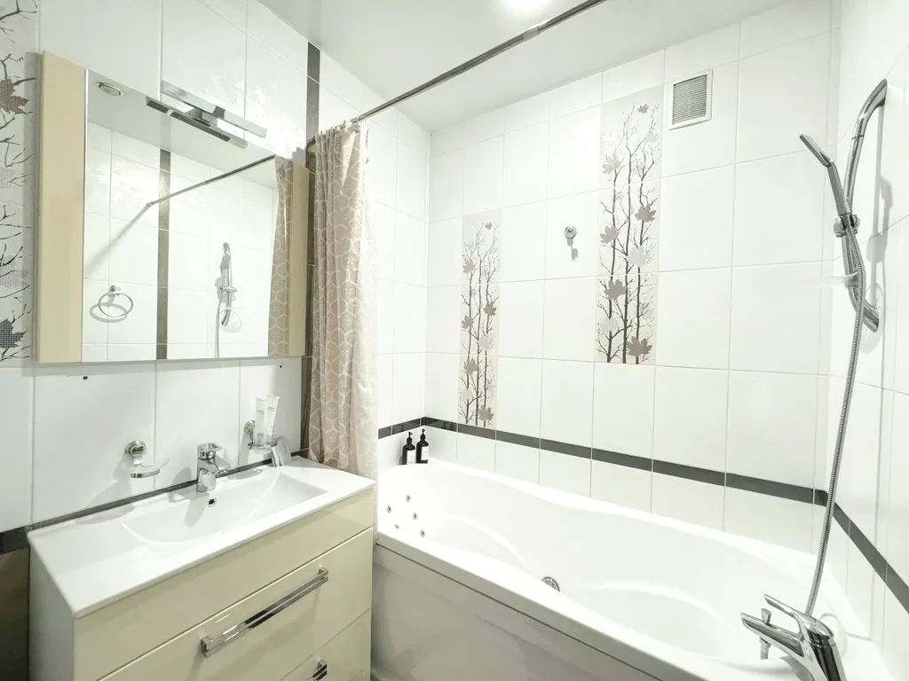 2-комнатная квартира с балконом и видом на реку рядом с Кузбасс-Арена