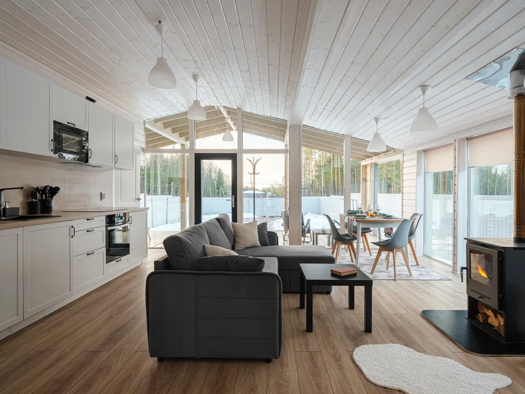 Уютный семейный дом с камином