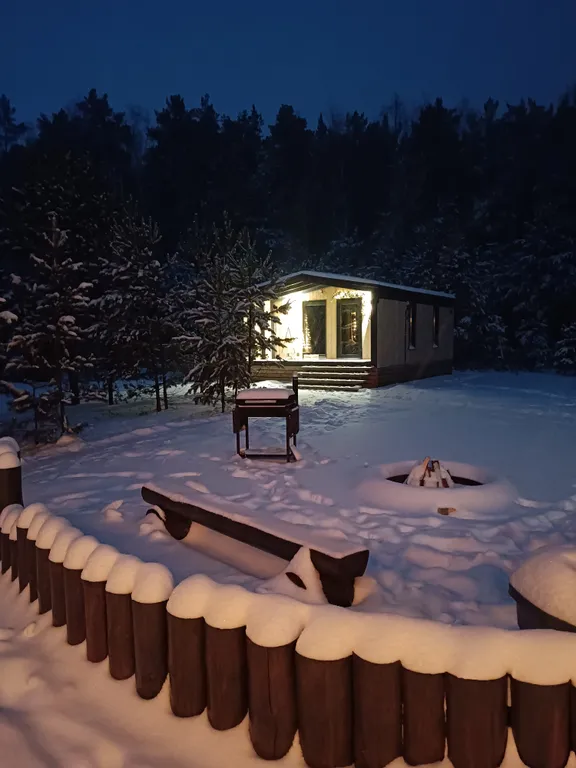 Светлый домик на опушке леса