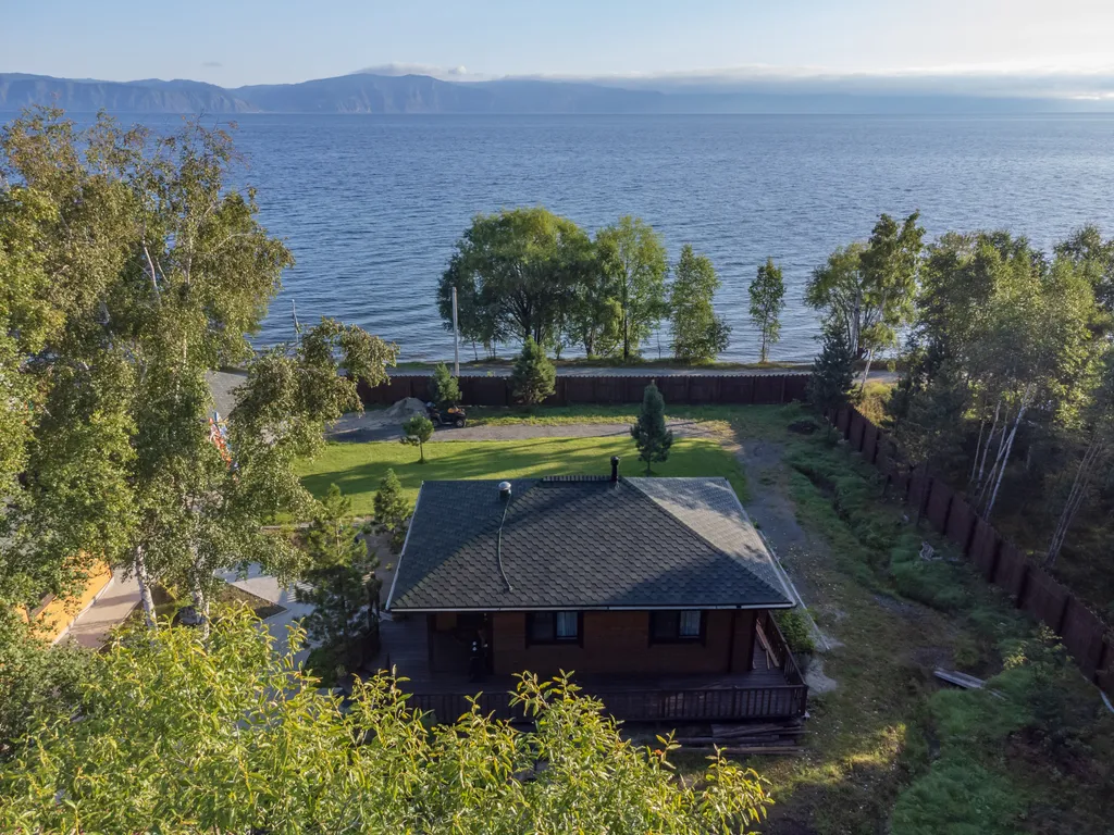 Домик на берегу Байкала