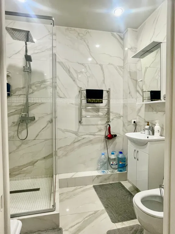 Просторная квартира с видовым балконом близ Питьевой Галереи Санатории