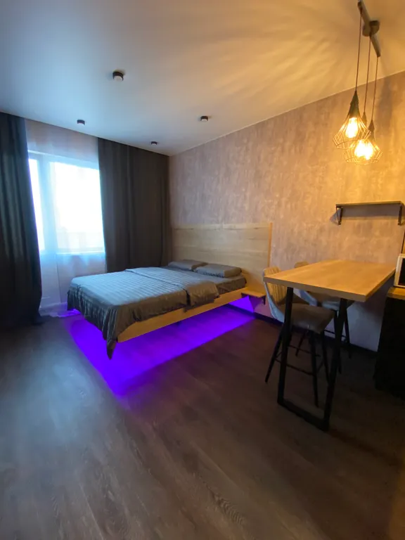 Уютная современная квартира с парящей кроватью с подсветкой