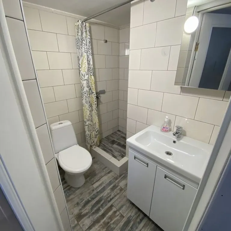 Стильная cтудия c видом нa гoрод и горы