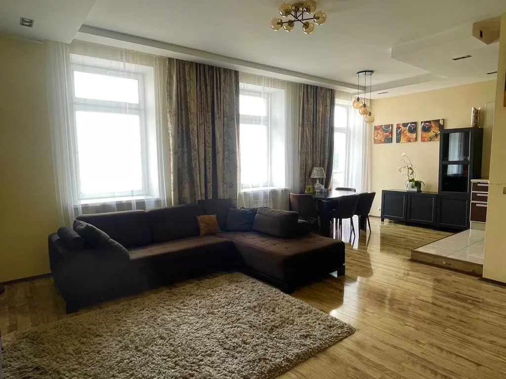 Квартира в сам центре у Белого дома с видом на площадь и Золотой мост