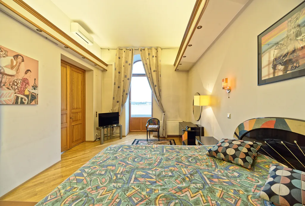 Двухуровневая квартира с видом на Неву по соседству с Эрмитажем