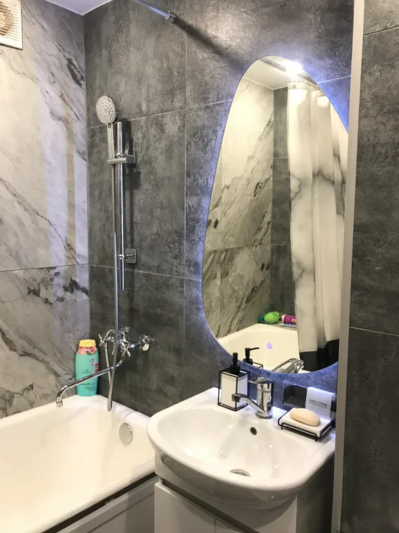 Современная шикарная с новым дизайнерским ремонтом квартира