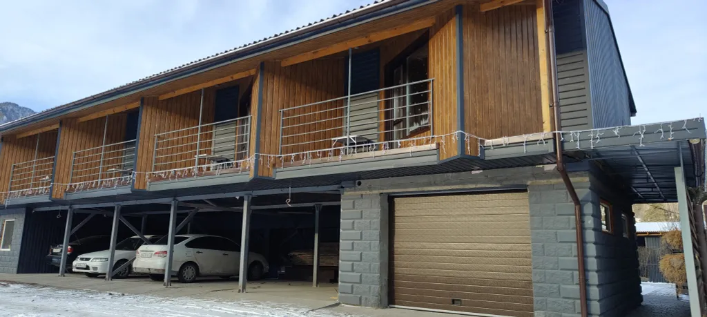 Современные студии на берегу реки