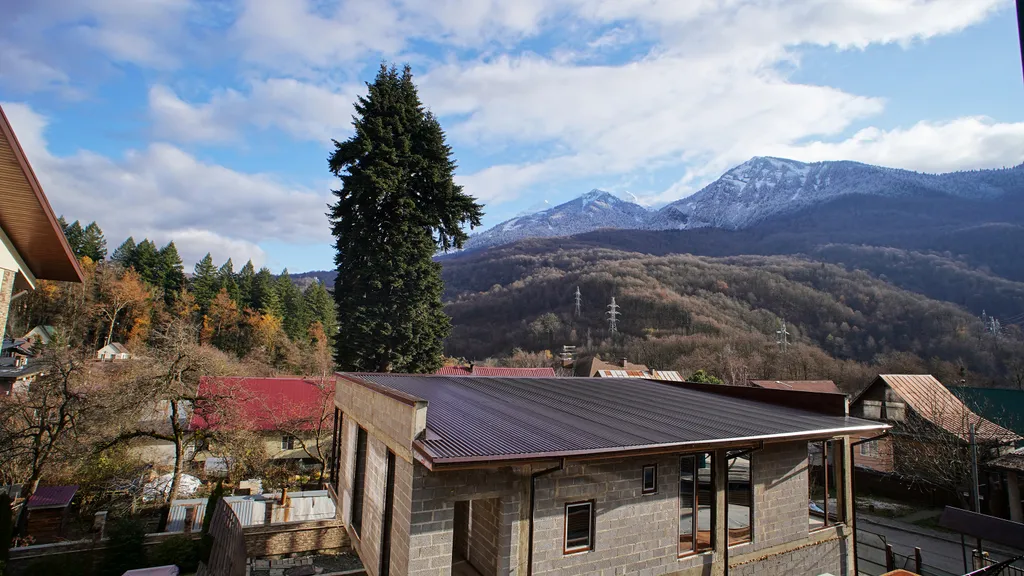Просторная и уютная студия с балконом, идеальный вид на горы, центр
