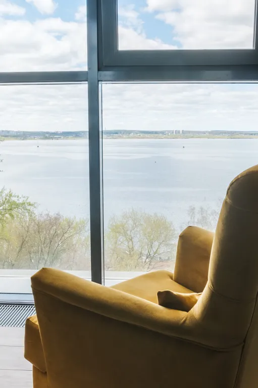 Новая дизайнерская квартира с видом на пруд