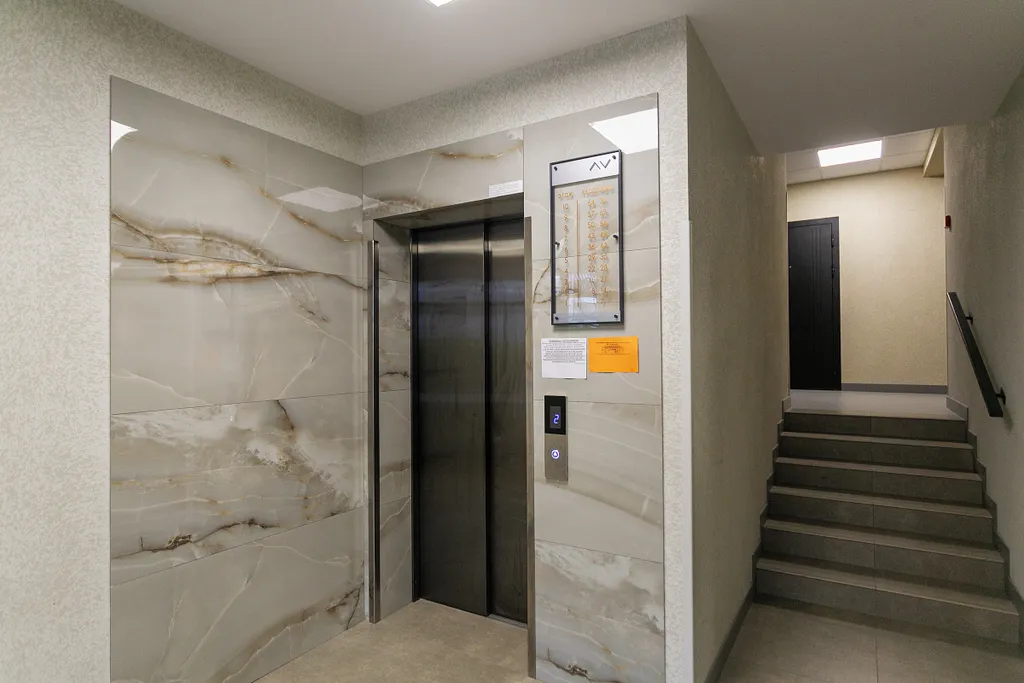 Стильная студия с кондиционером, качелями и кофеваркой