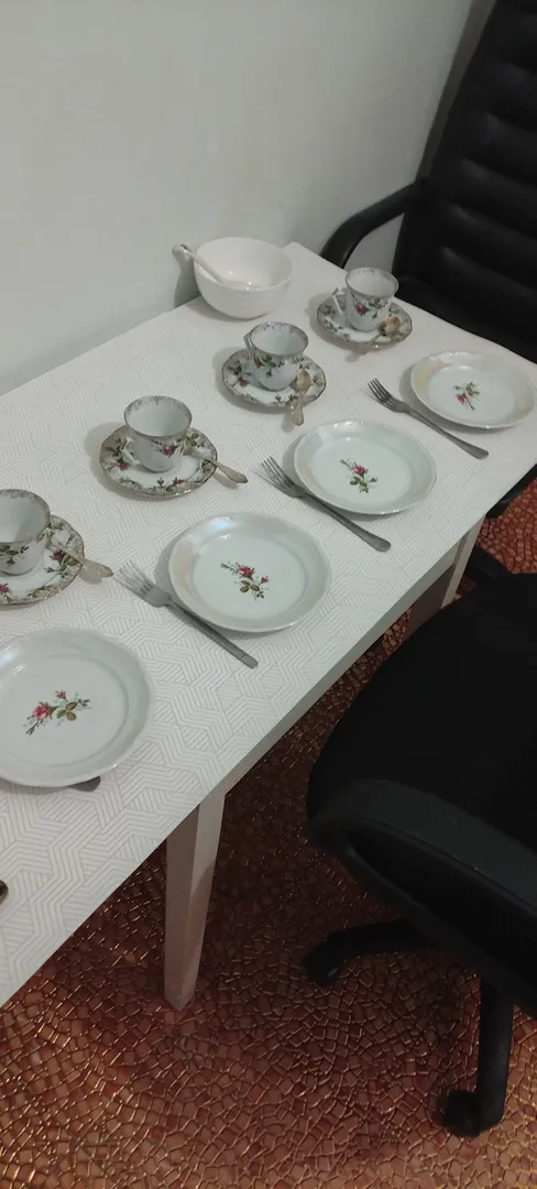 4 персоны легко помещаются на просторной кухне.