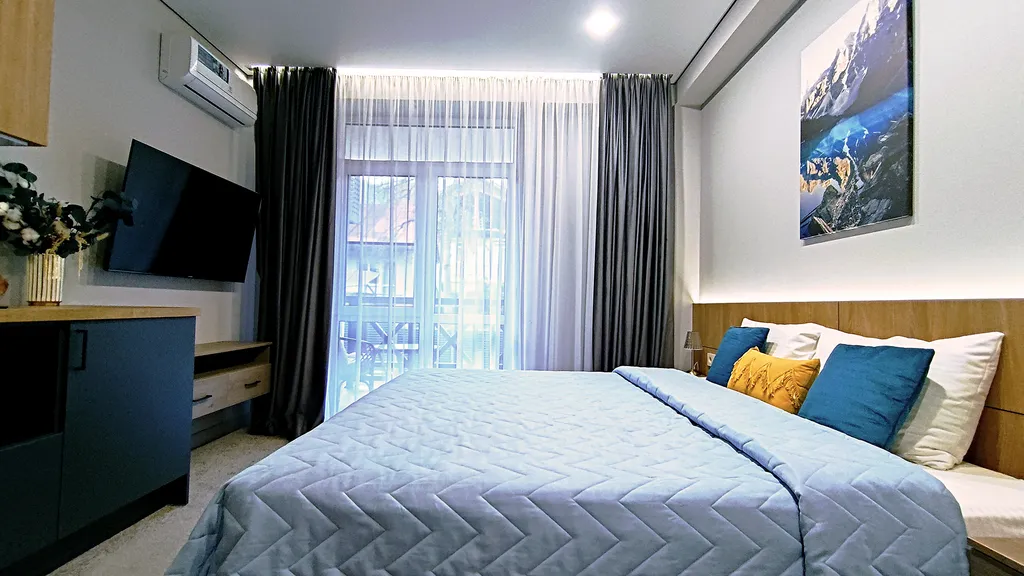 Студия в центре с балконом и видом на горы + бассейн/сауна