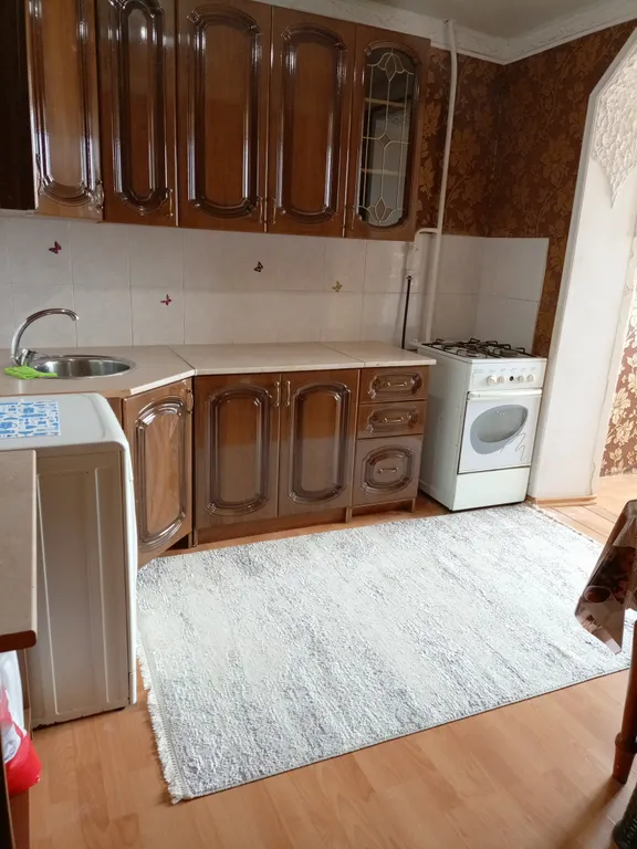 Рядом бассейн, парк