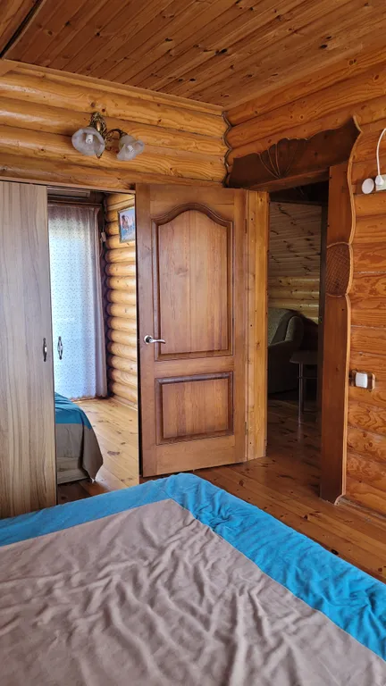 Деревянный домик возле моря