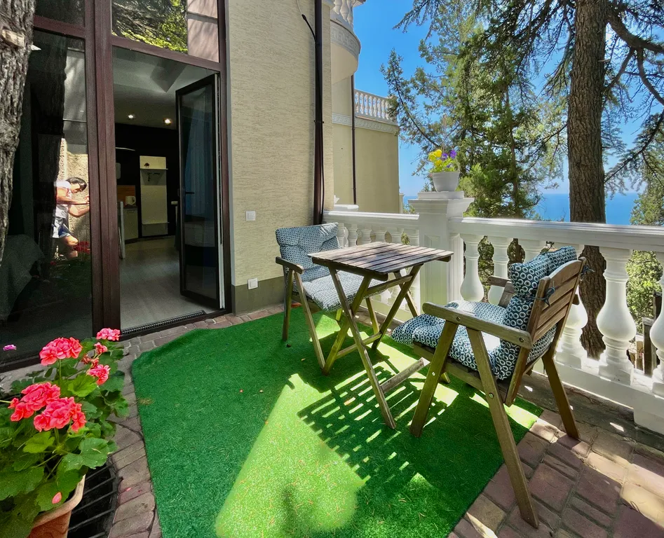 Апартаменты с террасой в тени вековых кедров с видом на море