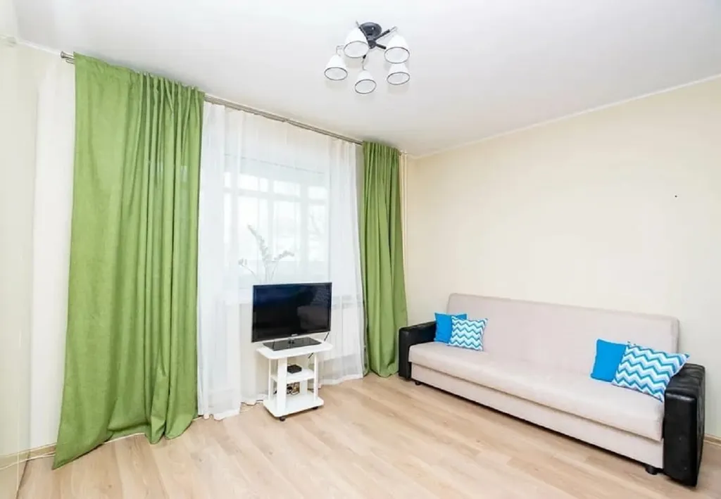 Уютная квартира рядом с ТРК Семья