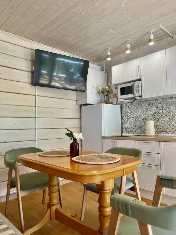 Просторный новый дом на берегу озера у родника