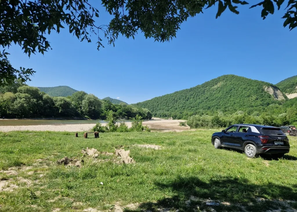Дом на море в окружении гор