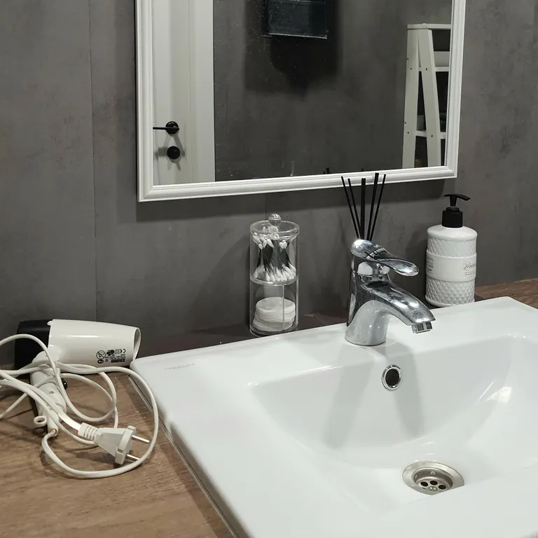 Домик под соснами