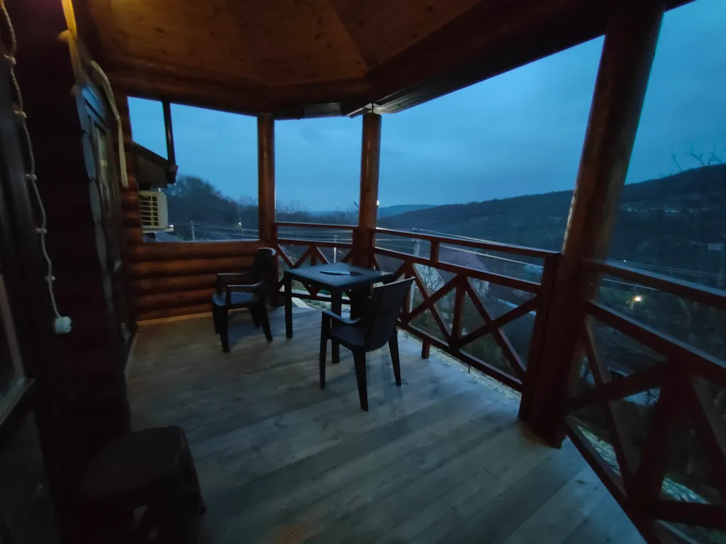 Деревянный коттедж с озером в горах