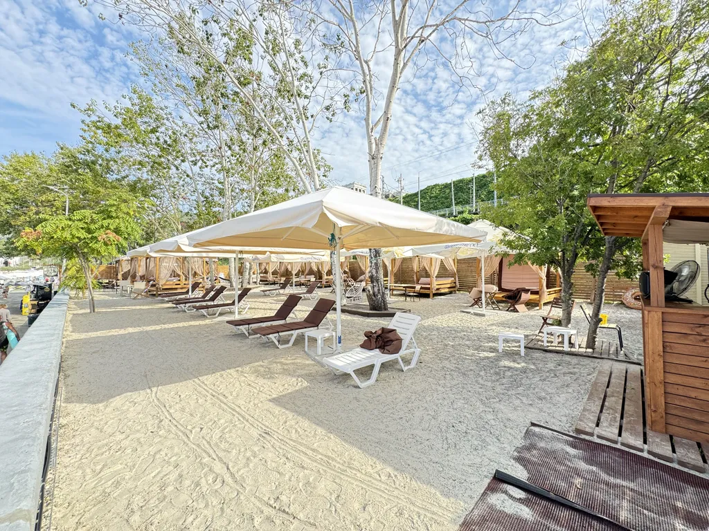 Видовая двухкомнатная с балконом на первой линии у моря