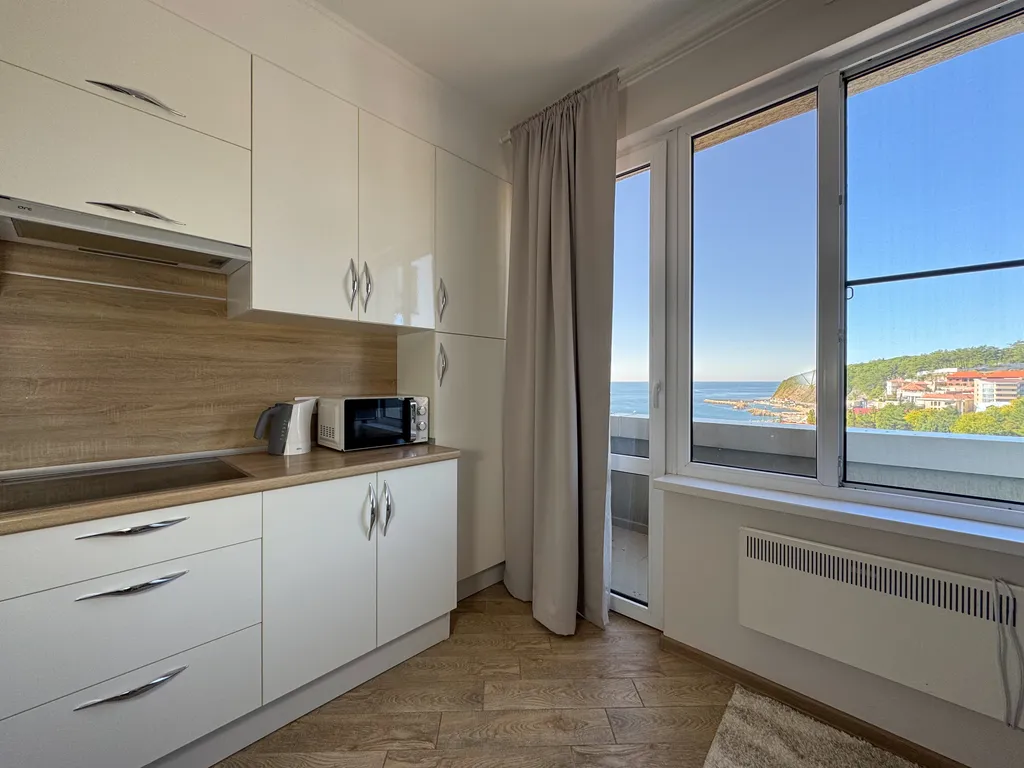 Квартира с балконом и видом на море