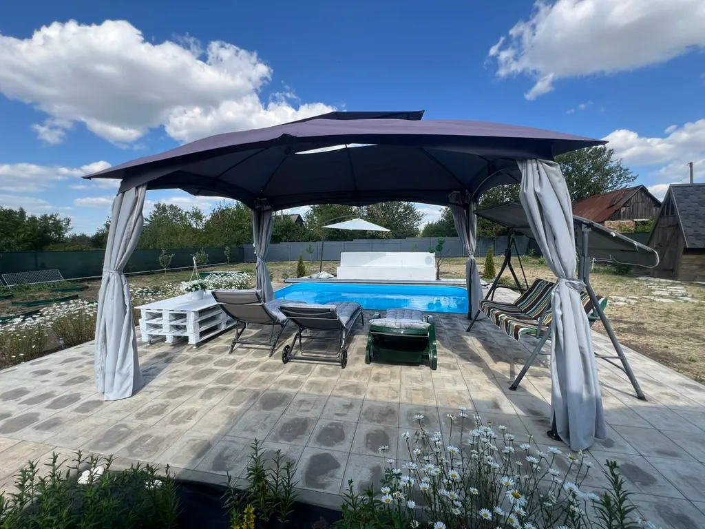 Дачный домик с большой террасой и бассейном