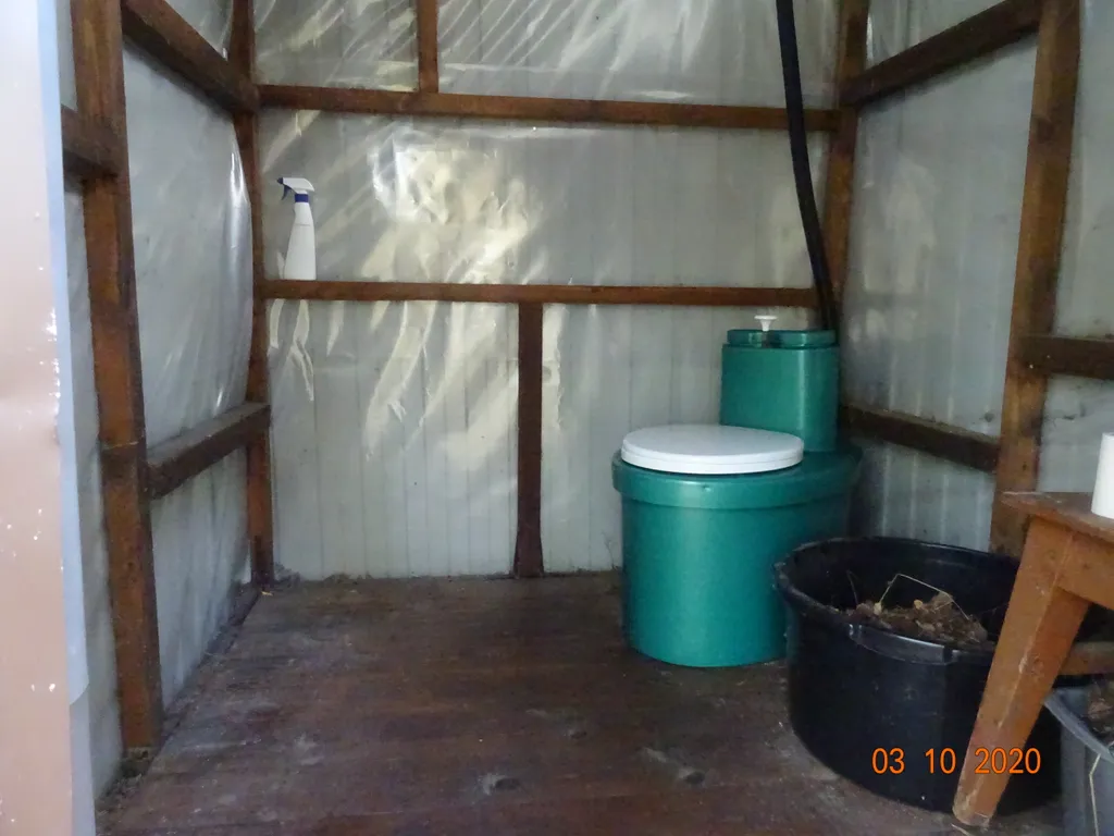 Хижина в лесу на берегу озера без соседей