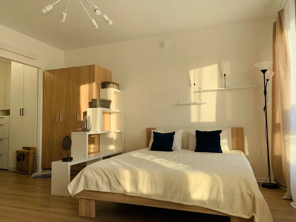 Светлая студия с видом на закат