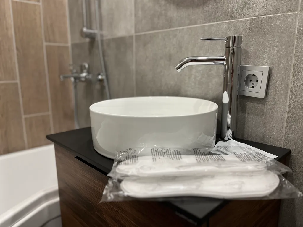 Дизайнерская студия с большим телевизором со смарт-тв