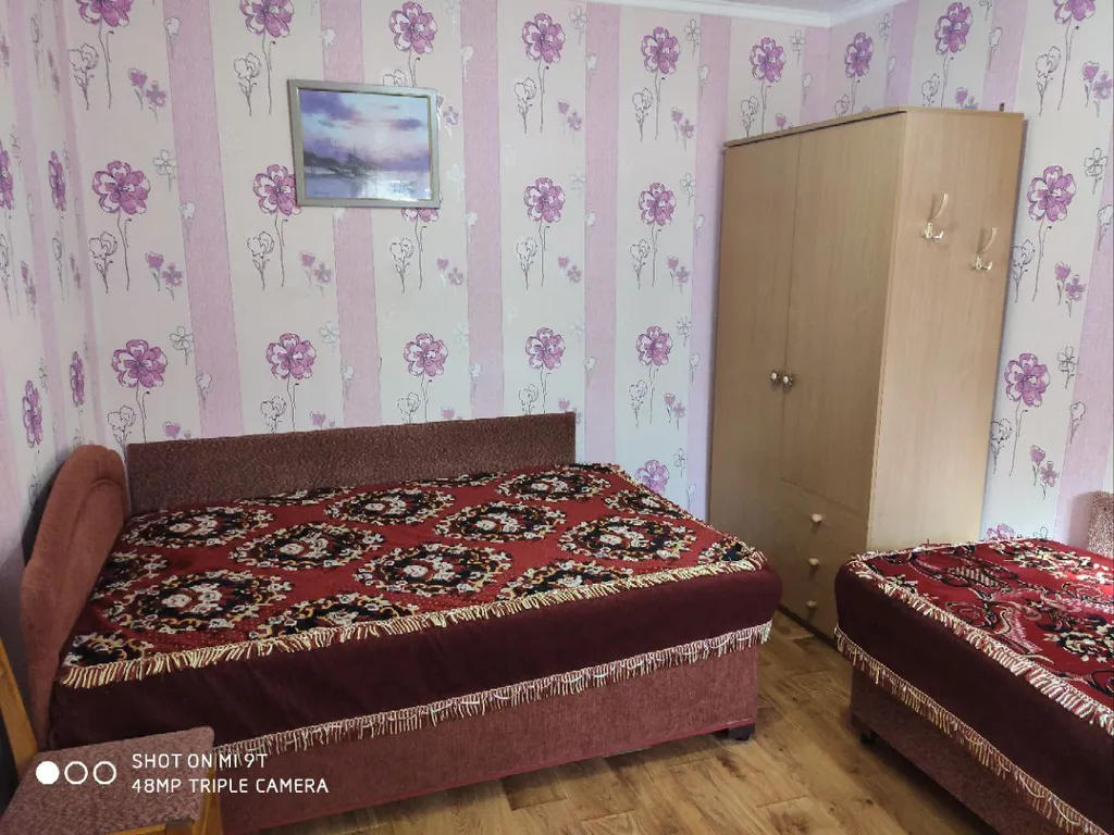 Уютный дом с зелёным двориком и зоной барбекю