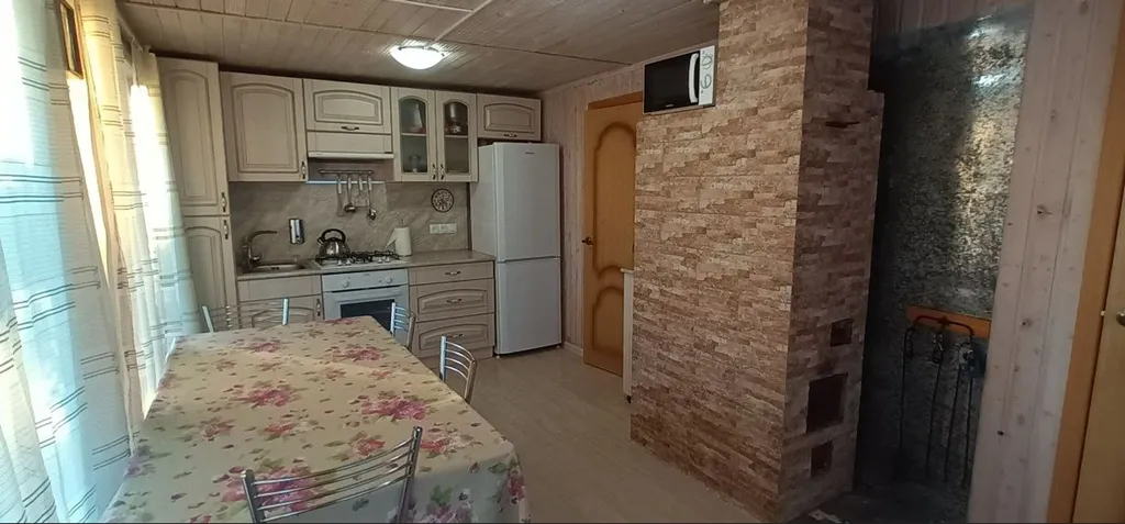 Светлая дача с большими окнами