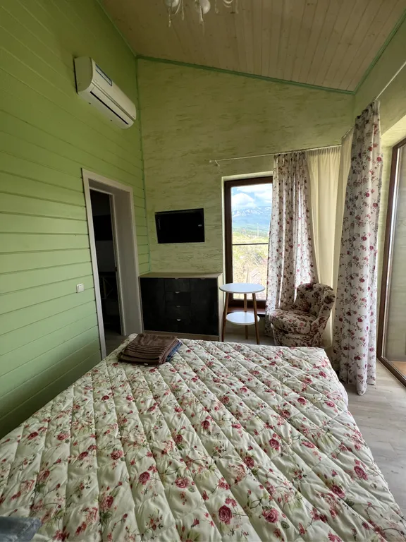 Дом с тремя апартаментами с видом на горы и море