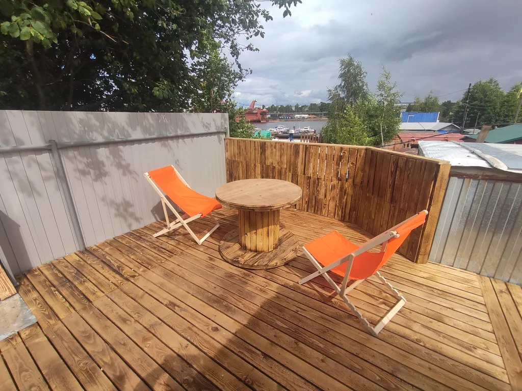 Домик с террасой в черте города