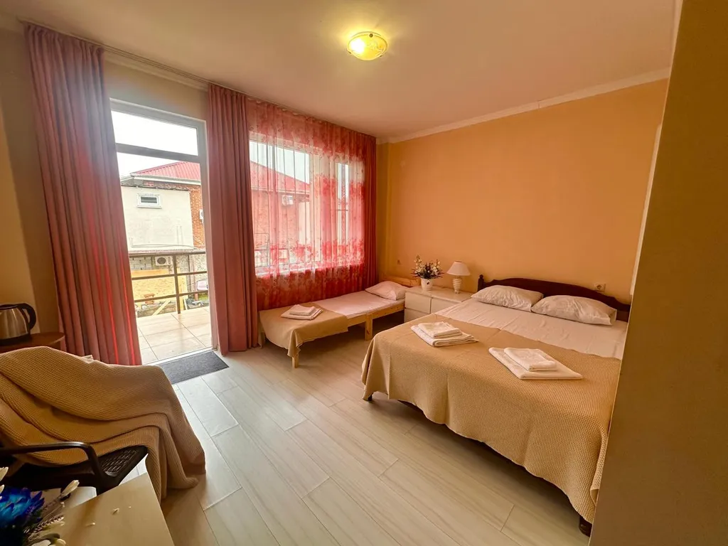 Квартира Улучшенный стандарт с балконом и красивым видом — Гагра