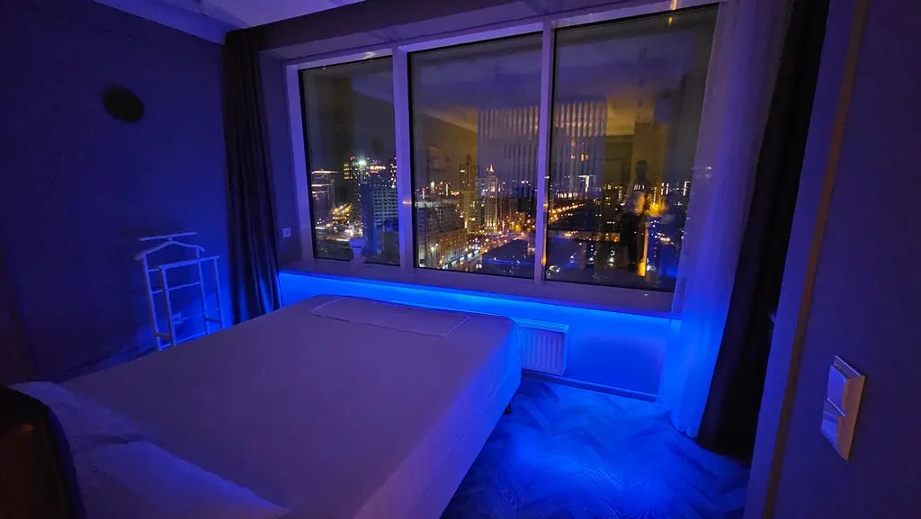 Студия с панорамным видом и джакузи в стиле неоклассика