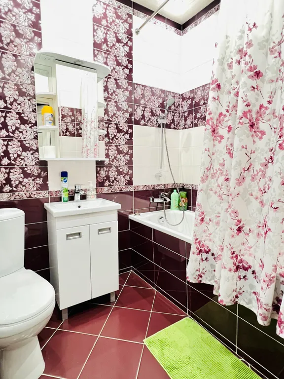 Новая евротрешка в центре города с красивым видом из окон