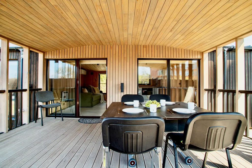 Уютный деревянный дом возле моря