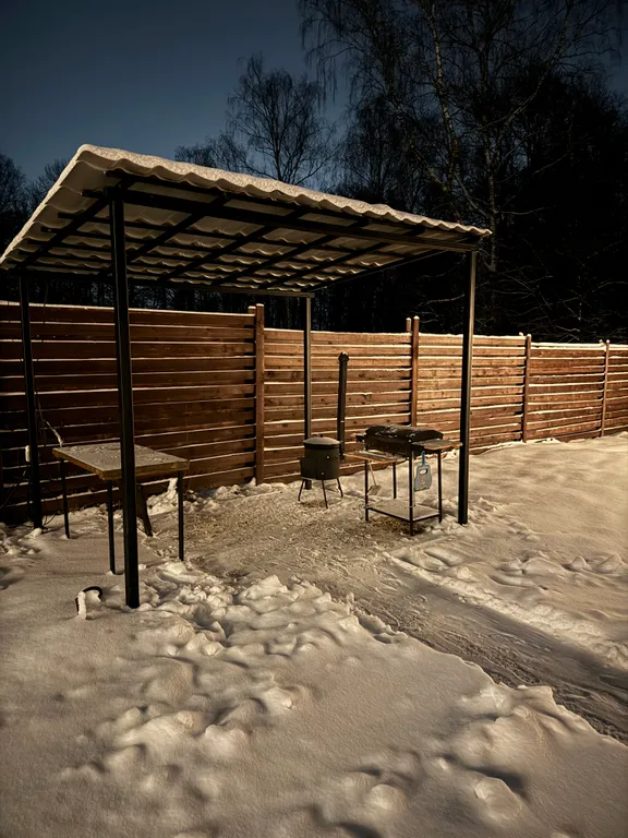 Дом с просторной террасой у леса