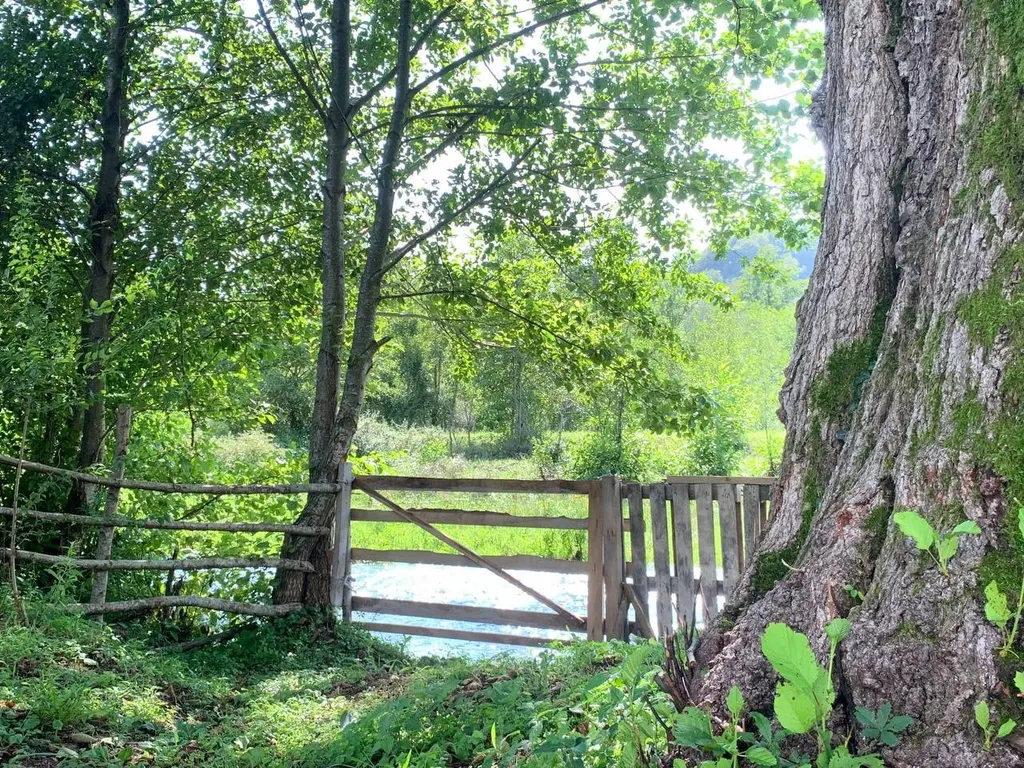 Дом утепленный в тихой местности, рядом горы и река