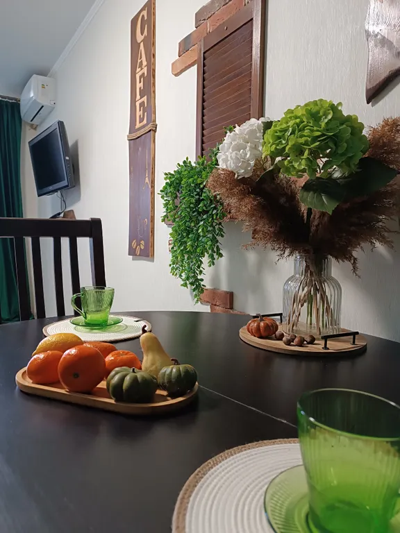 Великолепная студия с интересным дизайном в стиле французского кафе