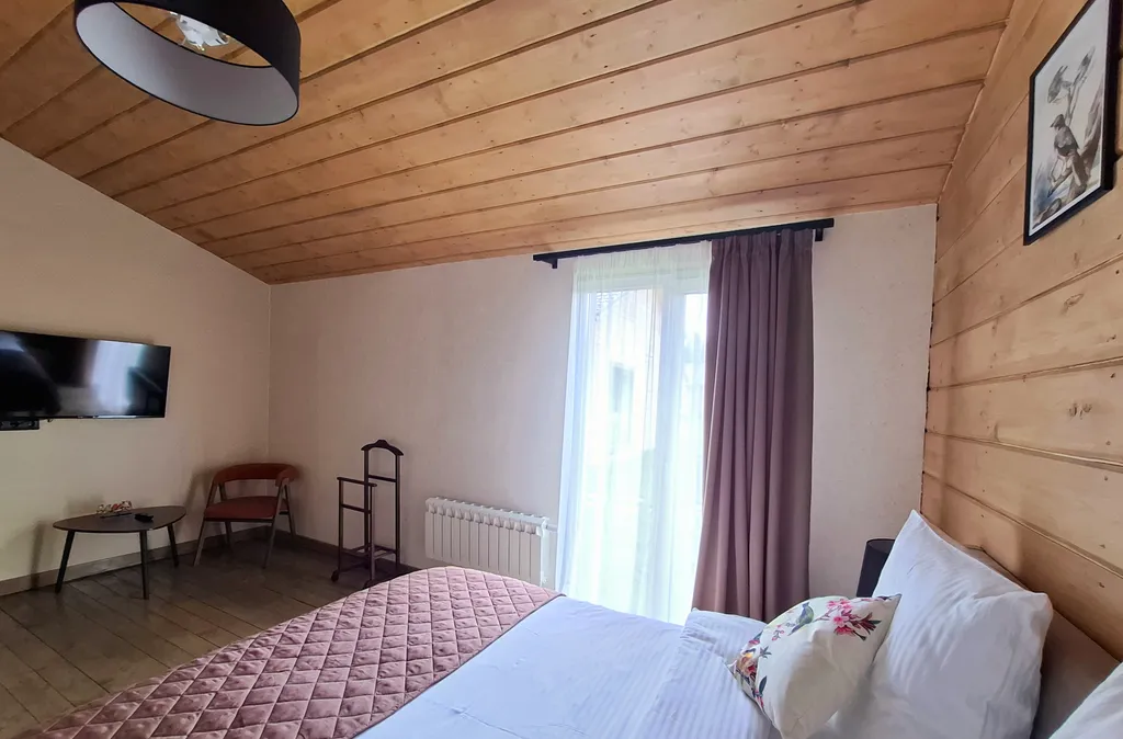 Просторный двухкомнатный коттедж в лесу у пруда