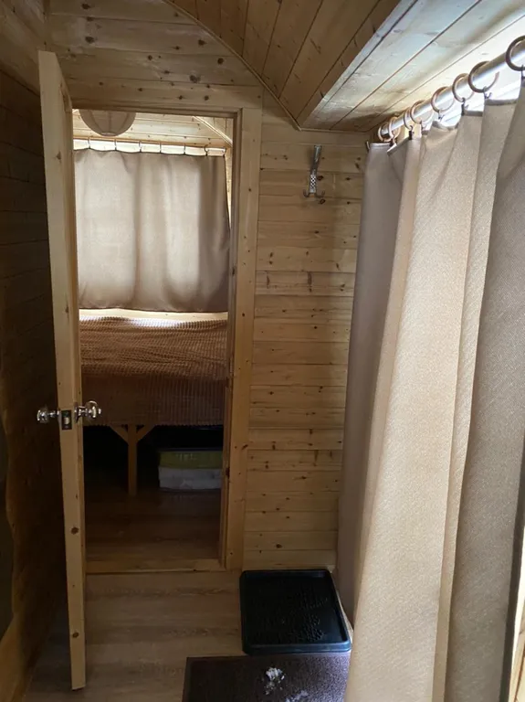 Арочный домик на краю леса с центральным входом