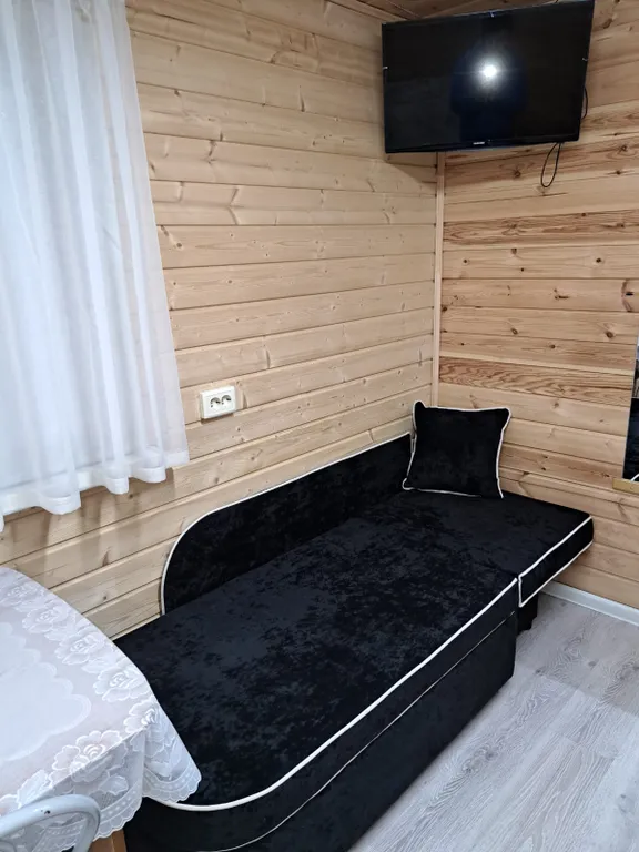 Домик цвета солнца