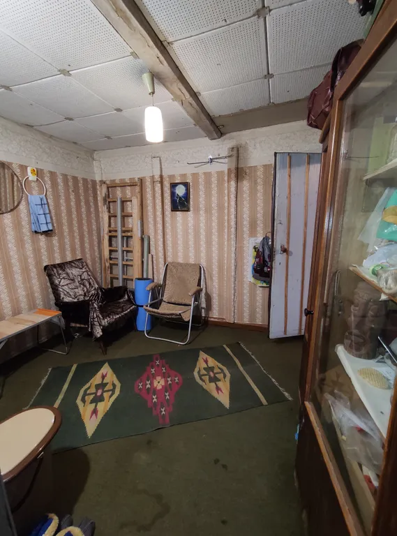 Деревенский дом с дровяной печью у леса